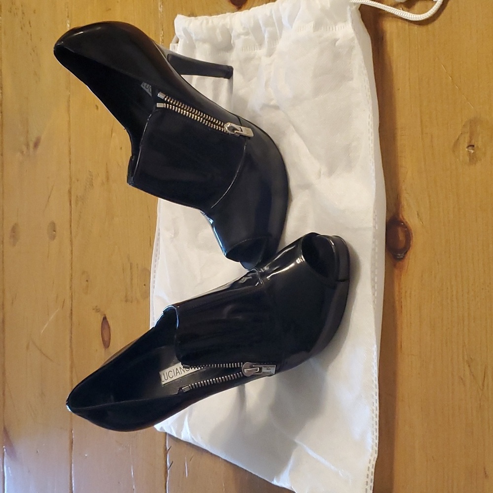 Vintage Black leather luciano padovan peep toe zip up pumps, size 38